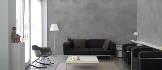Obývací pokoj obložený dekorativním cementem na stěnách