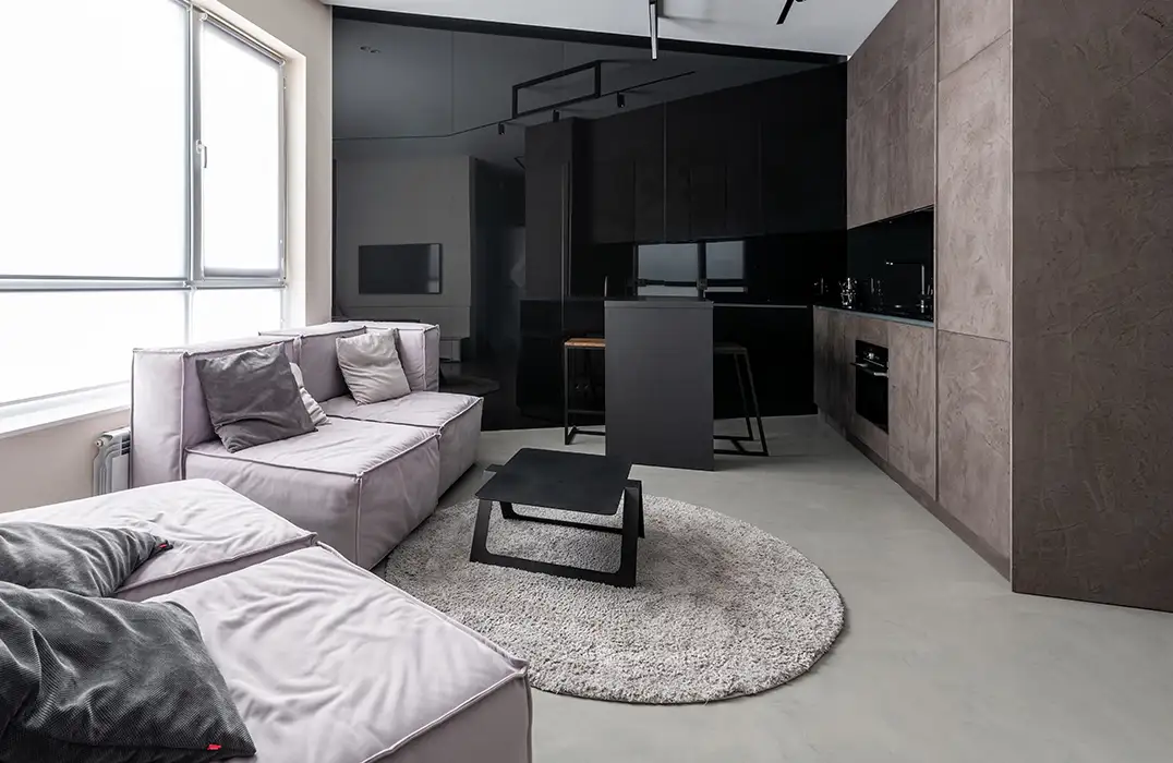 Kuchyně otevřená do obývacího pokoje s leštěnou cementovou podlahou