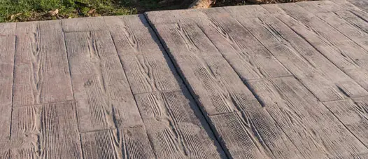 Tisknutý beton napodobující dřevo: výhody a způsob použití