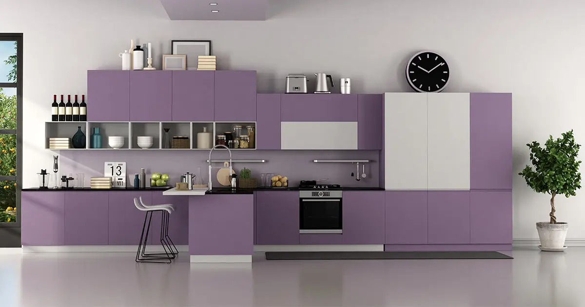 Mikrocement v kuchyni členěné světlými tóny a bílým a purpurovým nábytkem