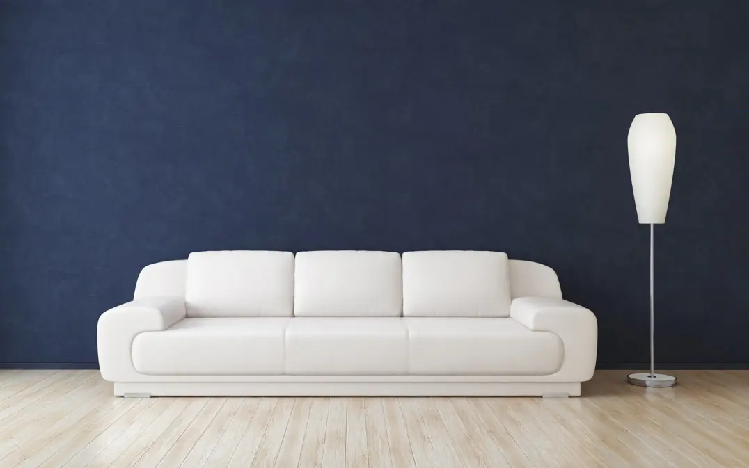 Benátská omítka na stěně minimalistického obývacího pokoje