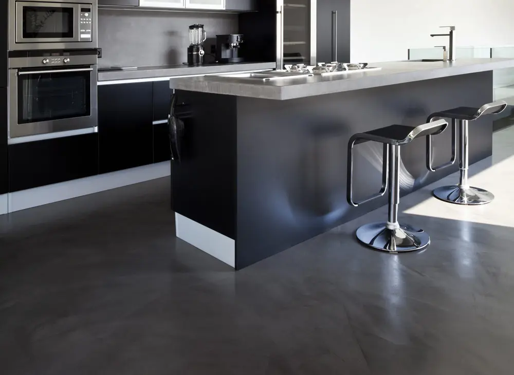 Kuchyně s podlahou z tadelakt mikrocementu v tmavé barvě