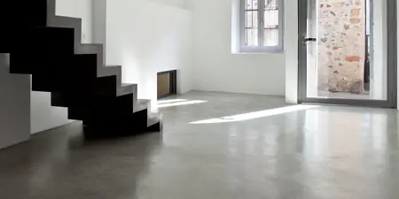 Obývací pokoj s tadelakt mikrocementovou podlahou