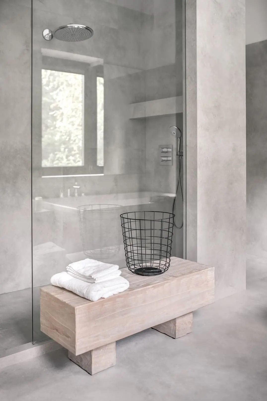 Brusebad hvor dekorativt cement er brugt fuldstændigt