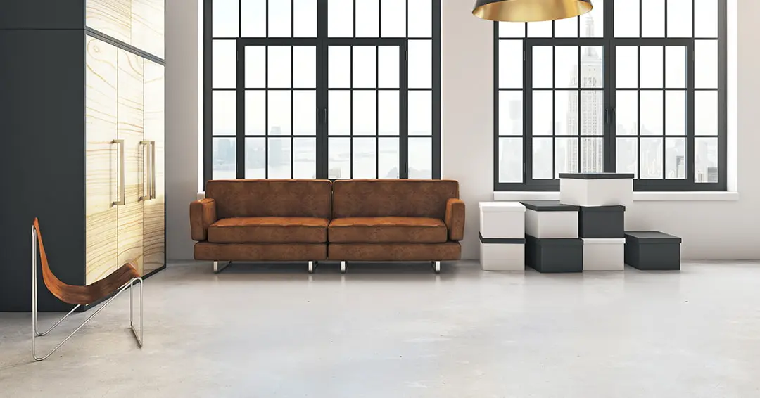 Mikrocement på gulvet for at fremhæve den minimalistiske stil i en ren stue med rummelige rum
