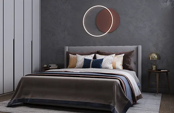 Mikrocement på væggen pigmenteret med en metallisk grå farve, der øger fornemmelsen af rummelighed i soveværelset
