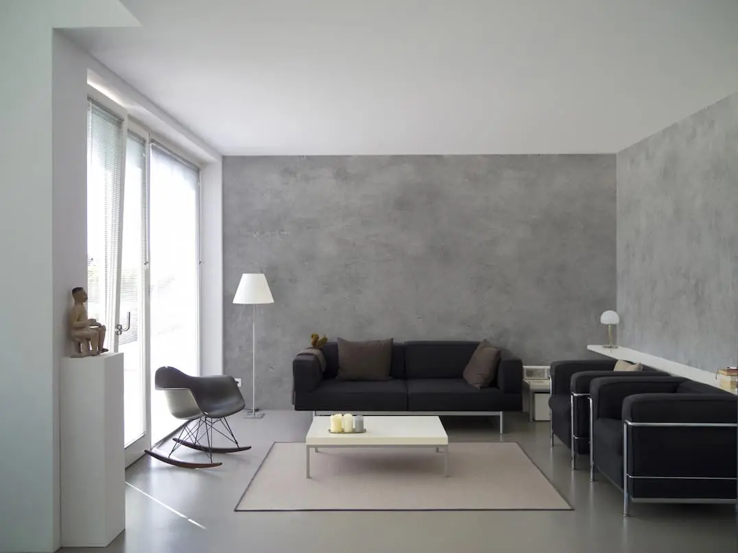 Wohnzimmer verbunden mit Terrasse und Boden bedeckt mit dekorativem Zement