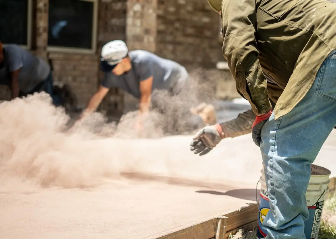 Anwendungsprozess eines Bodens aus geprägtem Beton im Holzimitat.