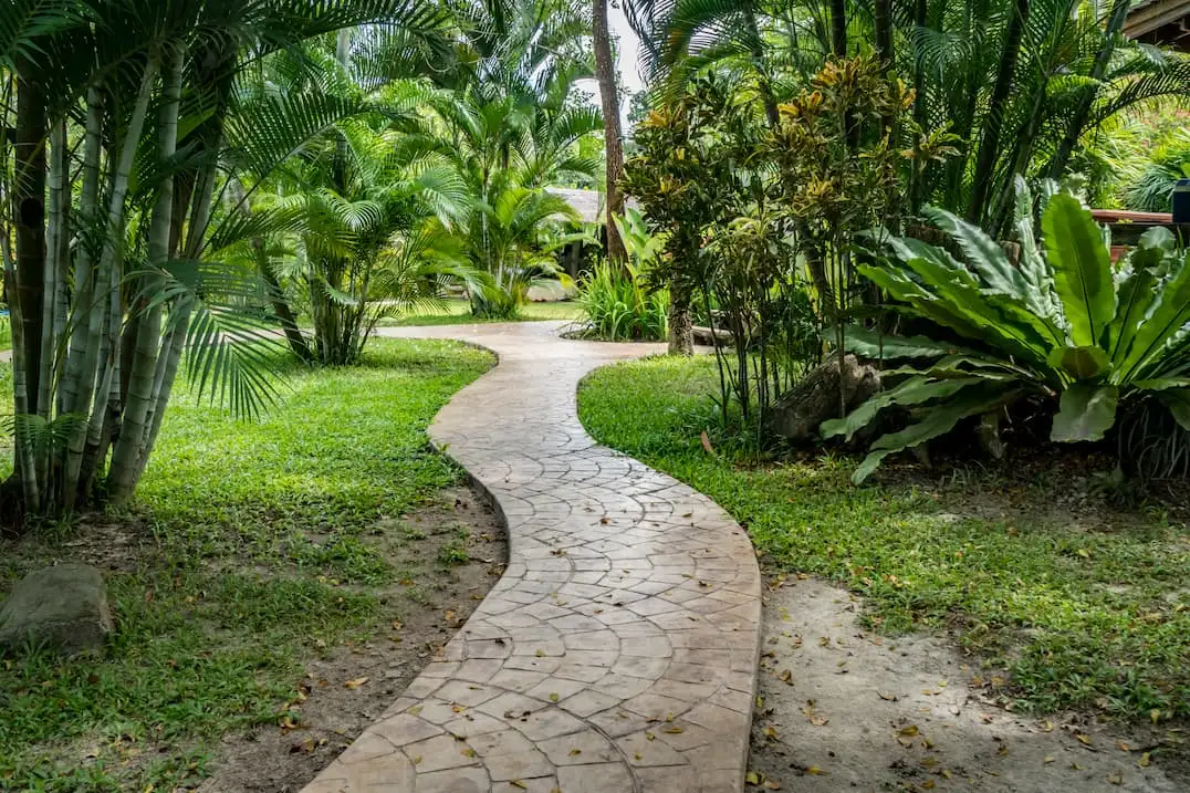 Hotelgarten mit bedrucktem Betonboden im Kopfsteinpflasterstil