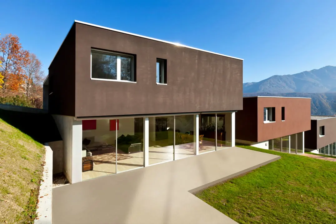 Mikrozement auf einer Terrasse mit rauer Textur und Blick auf die Berge