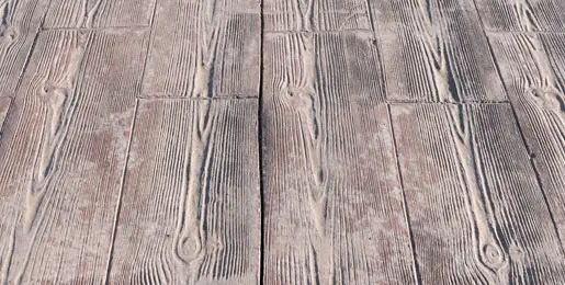 Gedruckter Betonboden in Holzoptik