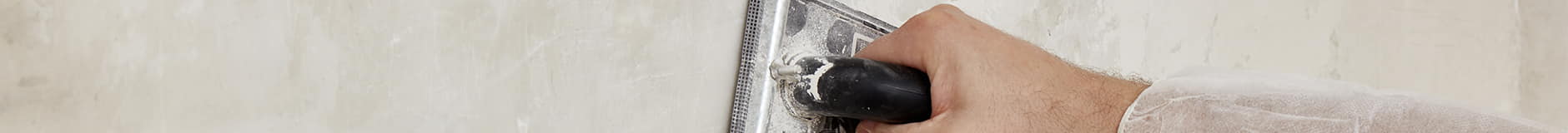 Anwendung von gebrauchsfertigem Mikrozement auf einer nicht begehbaren Oberfläche mit einem Spachtel