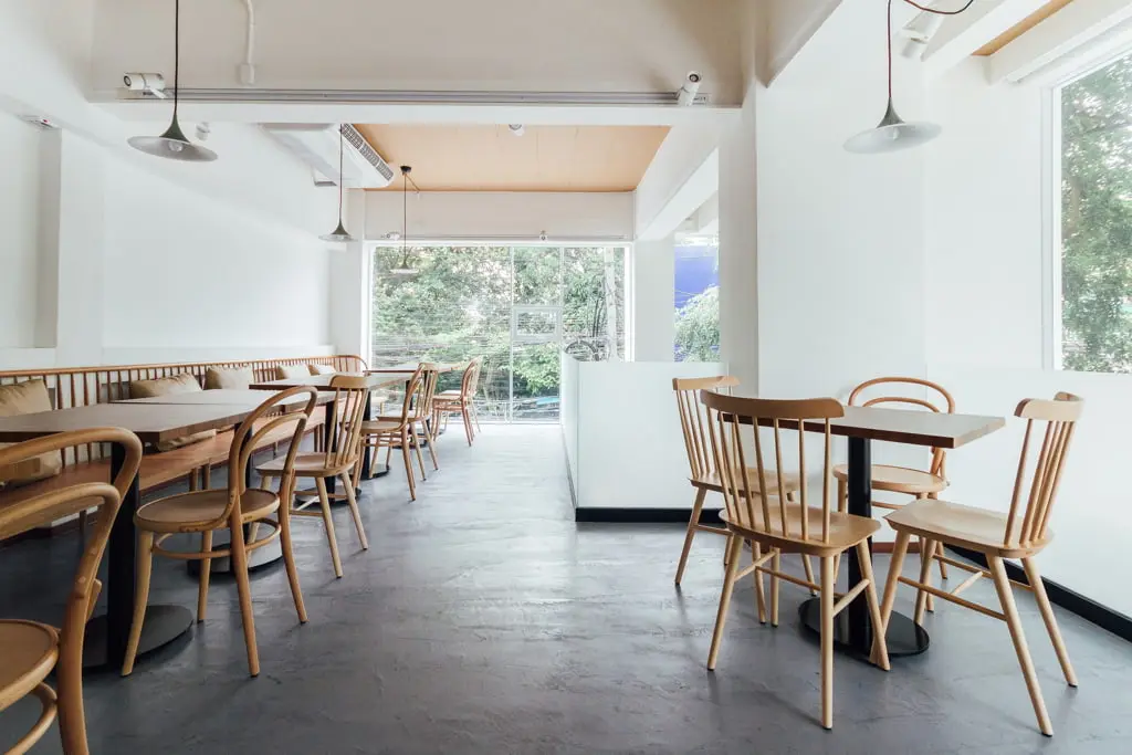 Dekorative Bodenverkleidung in einem Restaurant, dekoriert in hellen Farbtönen und mit hohen Decken designt