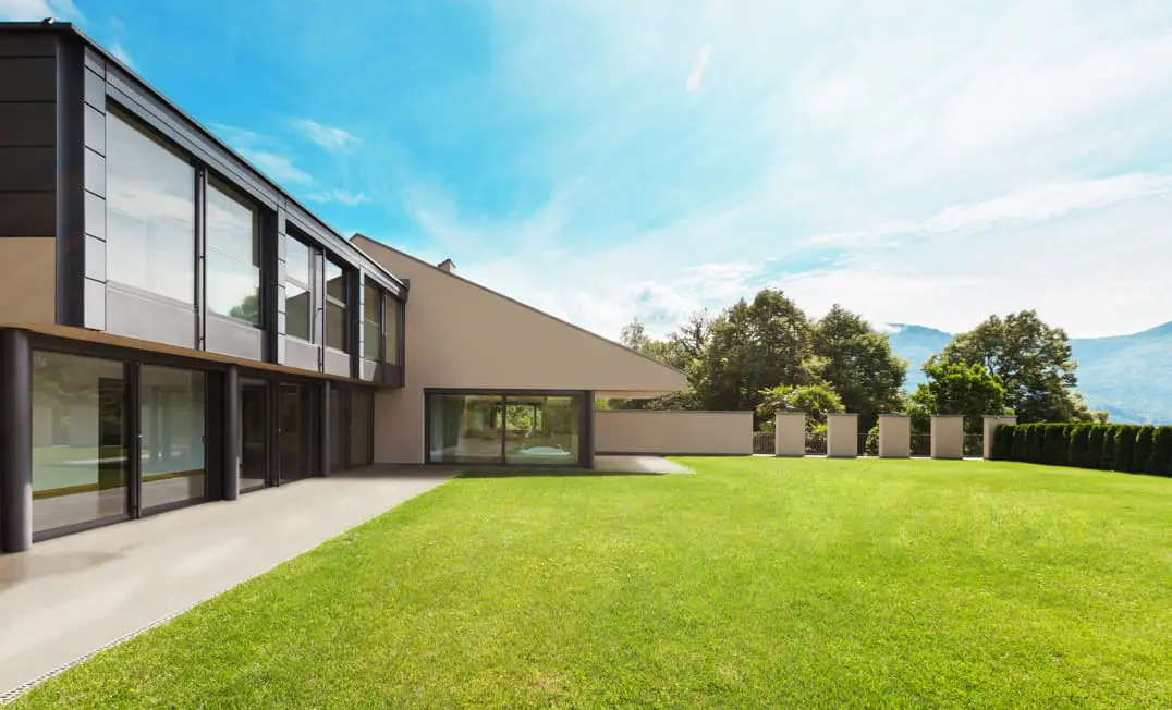 Haus mit großer Terrasse, die mit Mikrozementboden verkleidet ist.