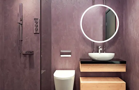Bad aus Mikrozement, kombiniert mit Holzmöbeln und einem offenen Raum, der das Waschbecken mit der Dusche verbindet