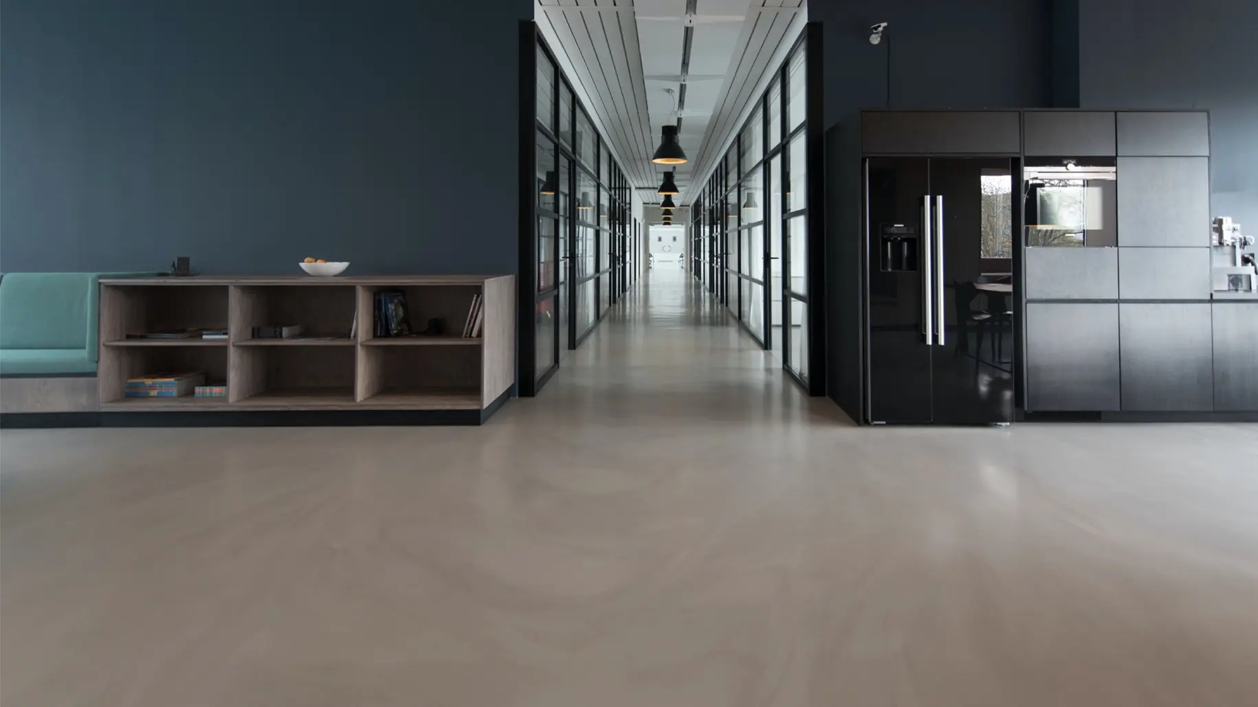 Microcement on the floor of an office with open spaces and natural light