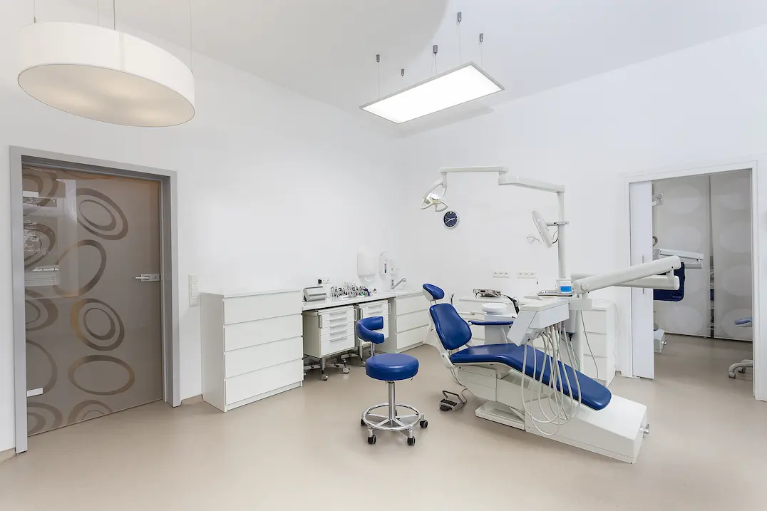 Dental clinic with epoxy microcement floor