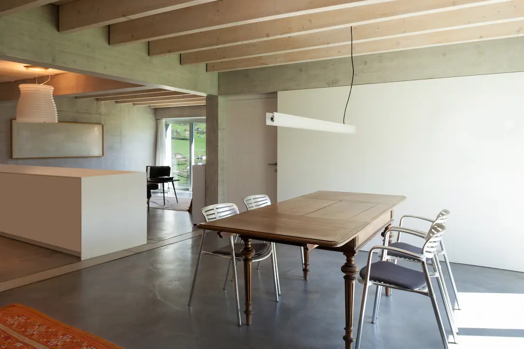 Dining room with a tadelakt microcement floor