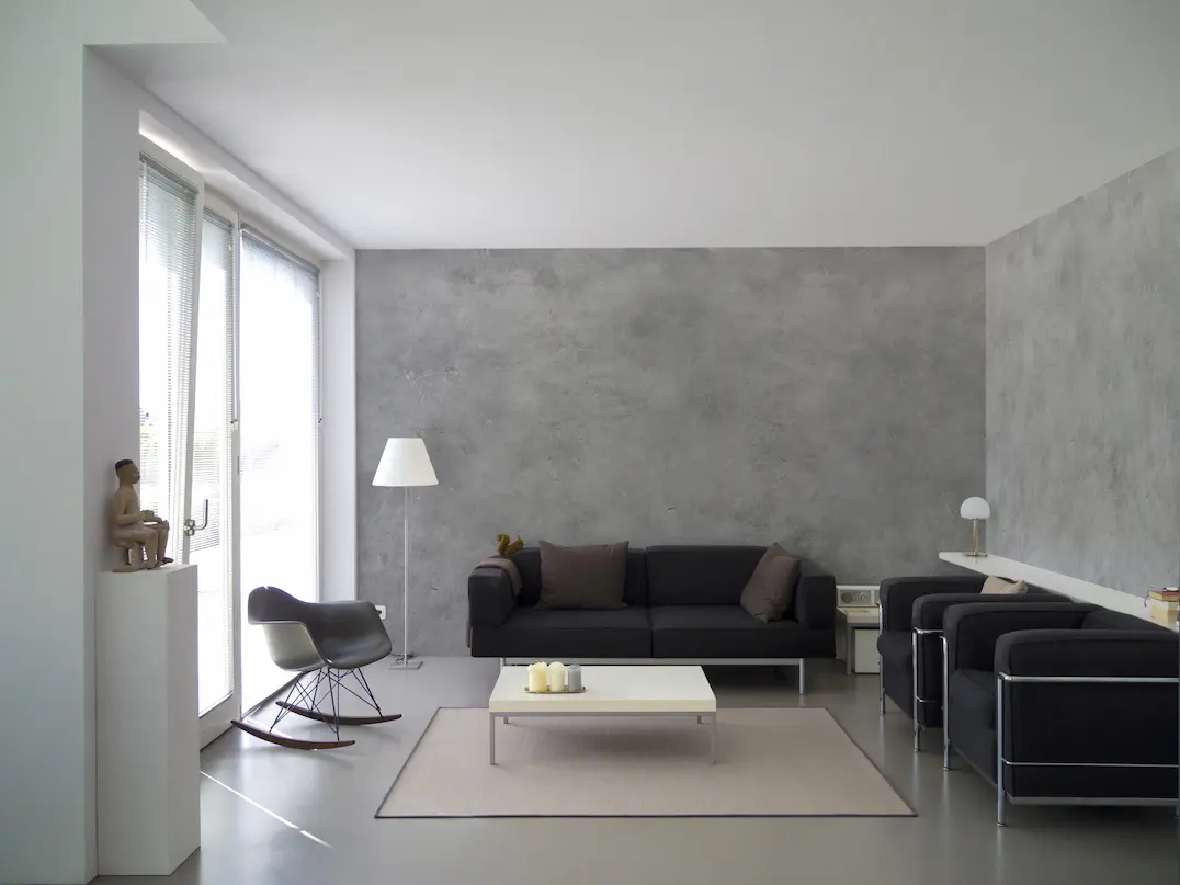 Lounge with walls covered in tadelakt microcement