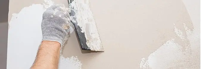 Professional lining microcement wall with a trowel