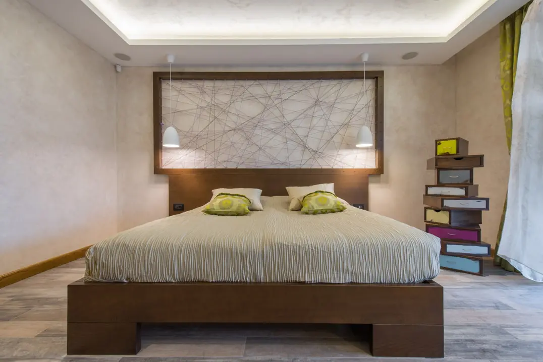 Venetian stucco finish on the walls of a room decorated with brown tones