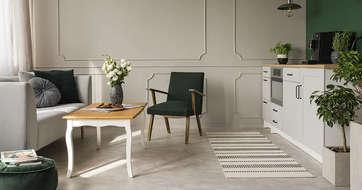 Microcemento en el suelo de una cocina decorada con toques florales y una decoración clásica