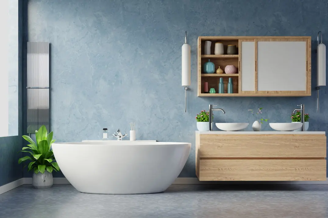 Microcemento en el baño con una pieza de madera en la pared