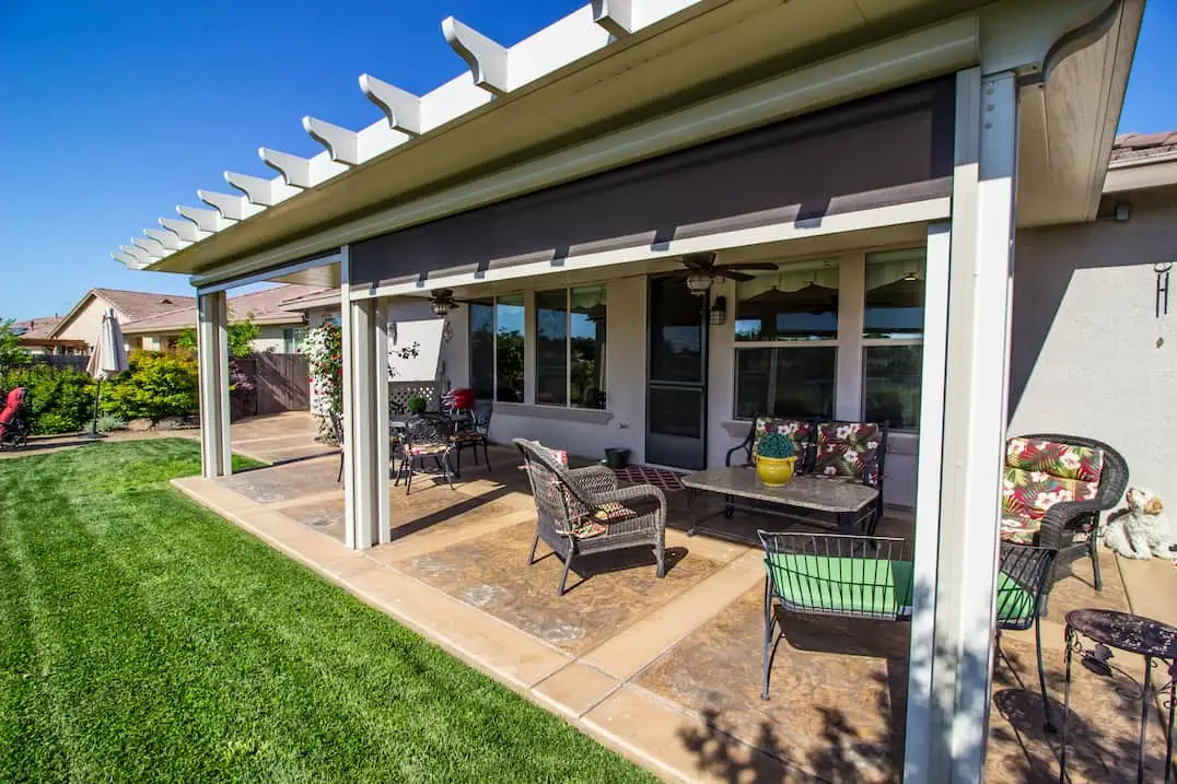 Chalet con terraza trasera con zona de descanso decorada con suelo de hormigón impreso