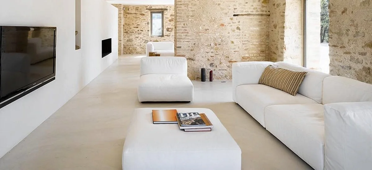 Acogedor salón con suelo en tonalidad crema de microcemento en Almería
