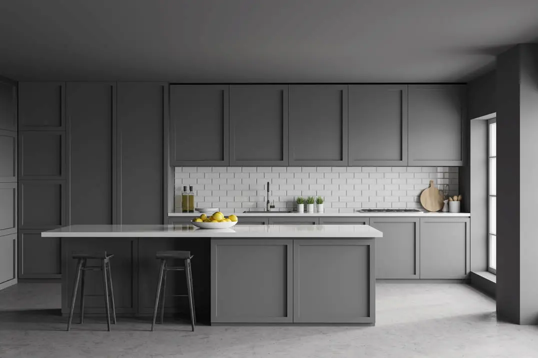 Cocina con muebles grises y suelo de microcemento en Bilbao