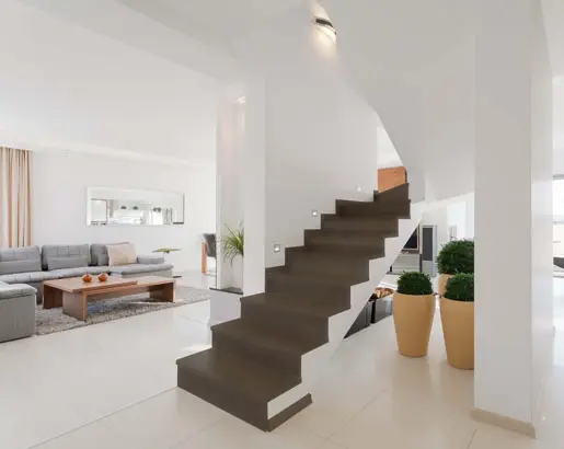 Interior de vivienda con pared y escaleras de microcemento en Jávea