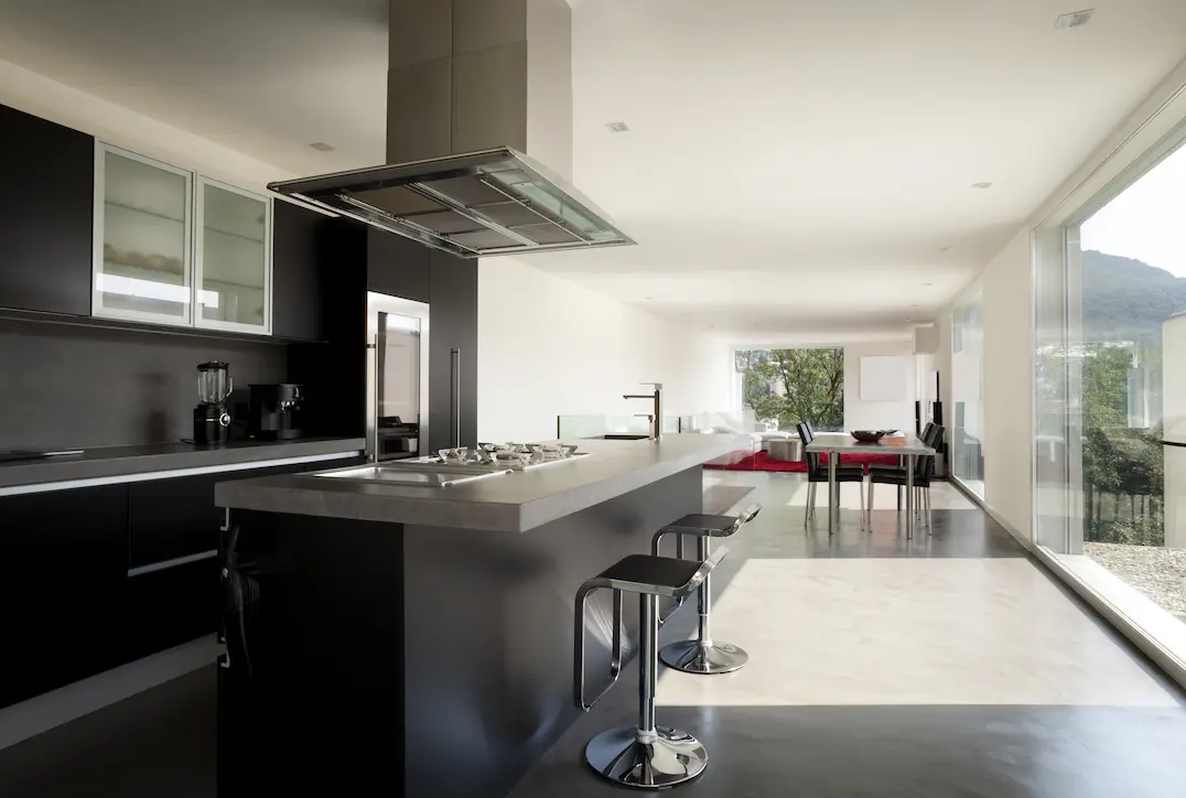 Cocina de estilo retro con recubrimiento completo de microcemento en Logroño
