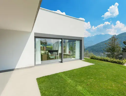 Casa con terraza decorada con microcemento en Málaga