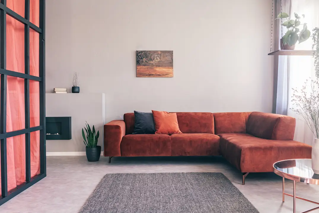 Bonito salón con suelo y pared de microcemento en Donosti 