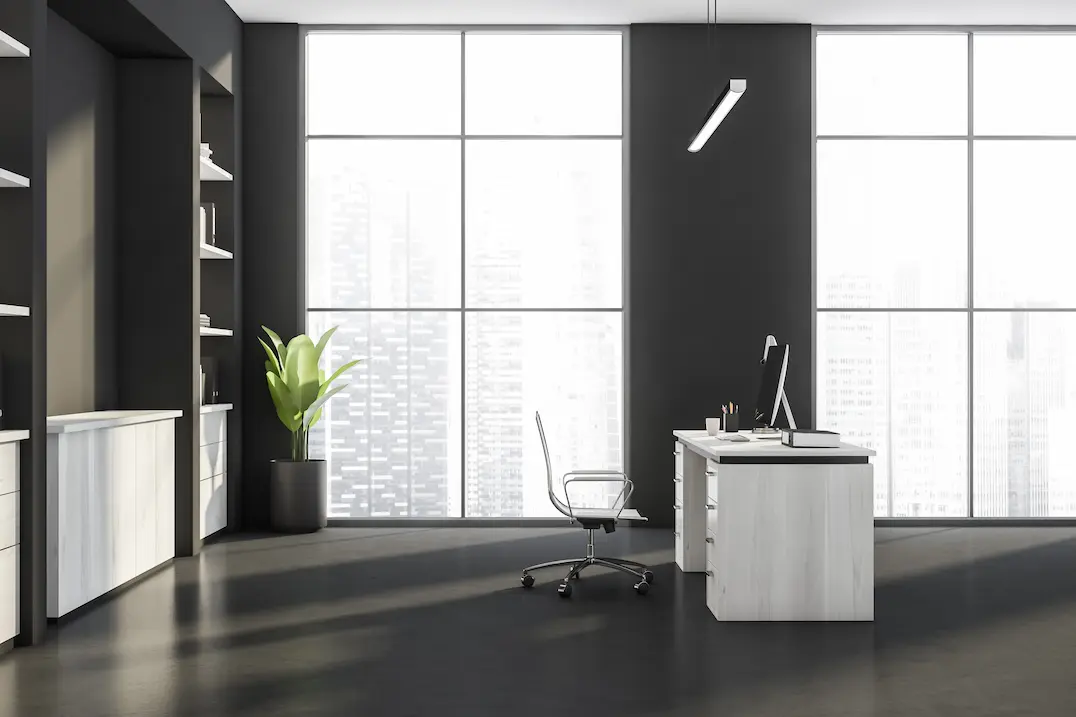 Oficina con suelo de resina epoxi en color marron oscuro