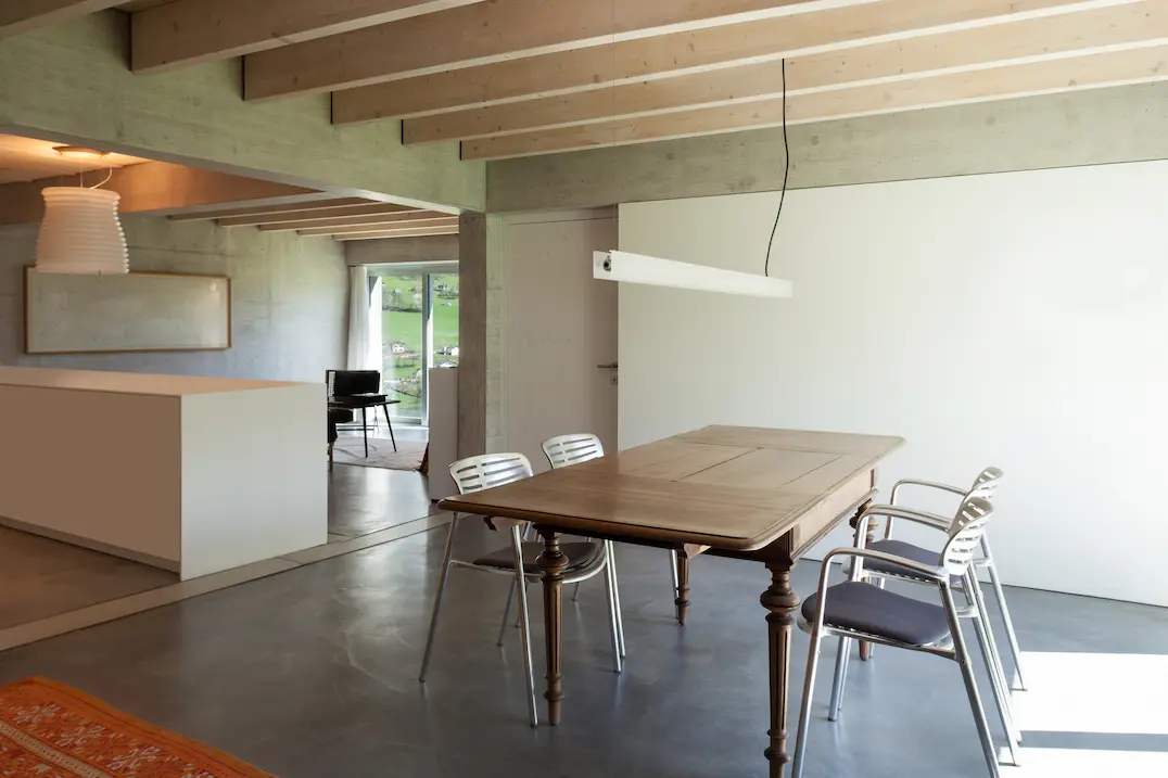 Salón comedor con suelo de microcemento tadelakt