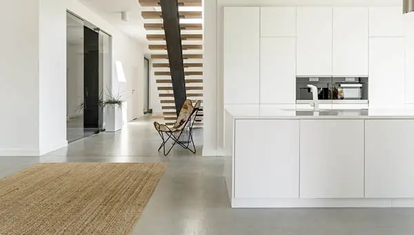 Mikrotsementviimistlus maja köögis, mis on kaunistatud heledate ja põhjamaiste toonidega