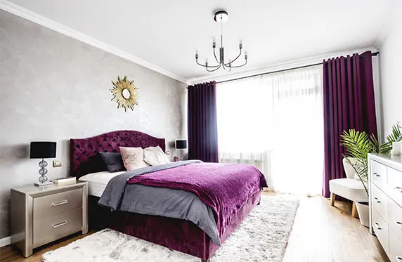 Pinnoite nykyaikaiseen tyyliin sisustetun makuuhuoneen seinällä, koristeltu eloisin sävyin