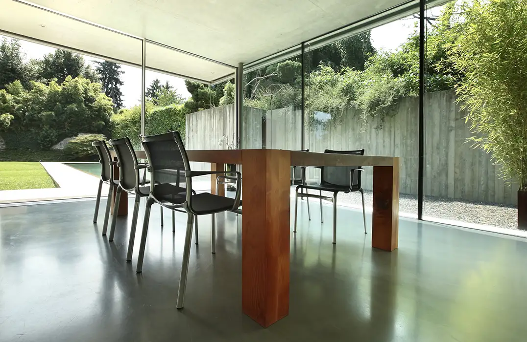 Salle à manger avec sol en béton ciré