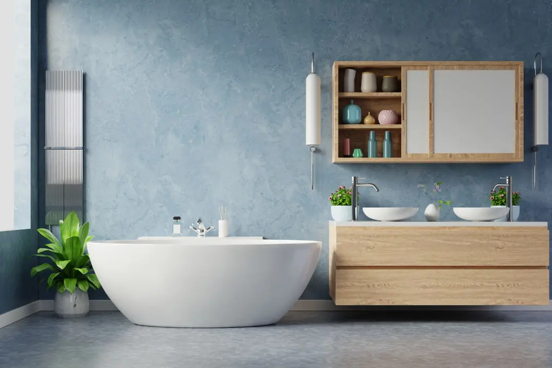 Béton ciré dans la salle de bain avec un morceau de bois sur le mur