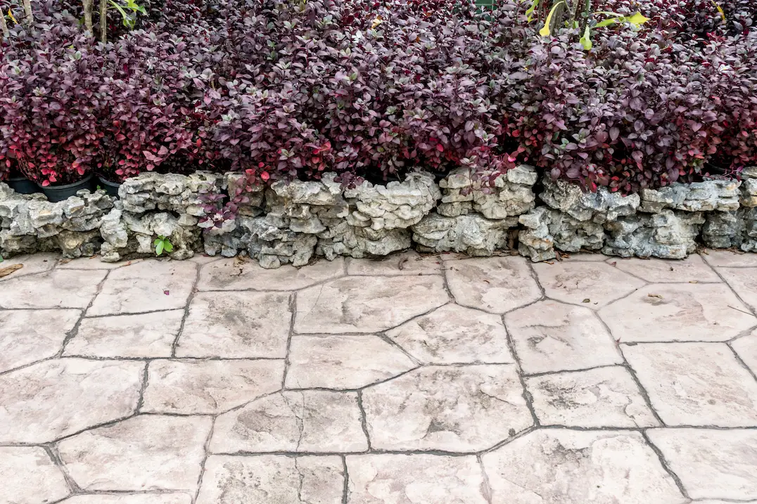 Promenade naturelle avec pavage en béton imprimé