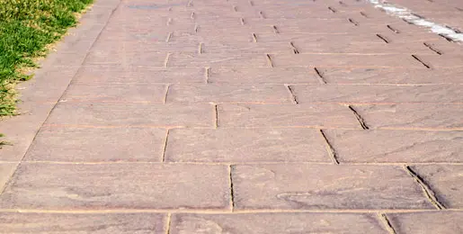 Parking en plein air avec béton ciré rouge