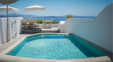 Piscine en béton ciré de couleur blanche