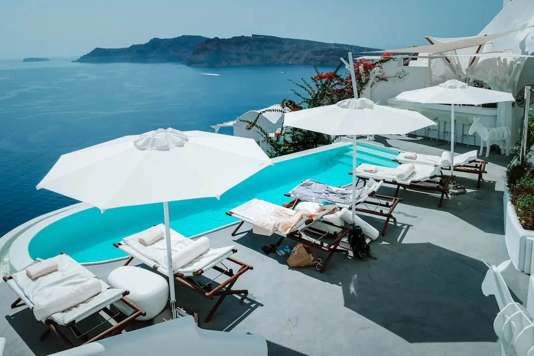 Piscine en béton ciré blanc dans un hôtel