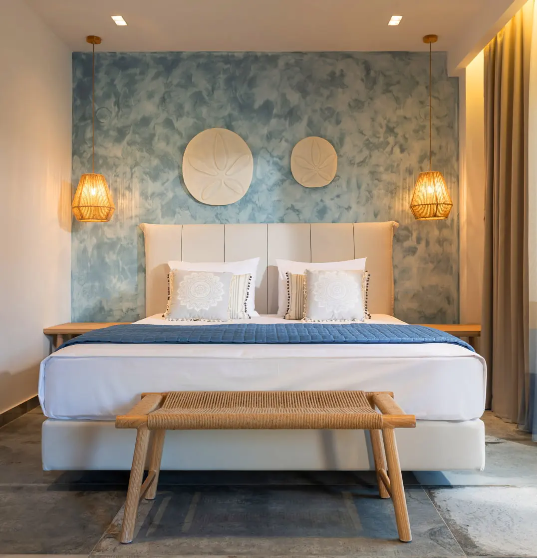 एक मेडिटेरेनियन शैली के बेडरूम की दीवार पर हल्के रंग के वेनेतीय स्टुको का फिनिश।