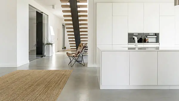 Mikrocement befejezés egy világos, skandináv stílusú otthon konyhájában