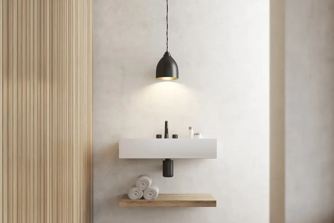 Minimalista fürdőszoba fémborítással a falakon és tiszta vonalakkal