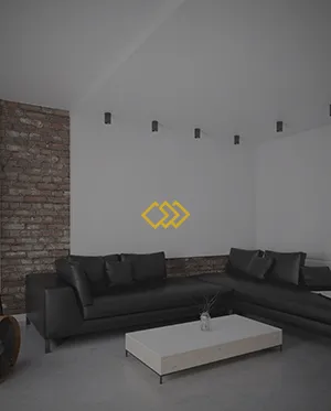 Microcemento di ruang tamu rumah dengan batu bata terlihat di dinding