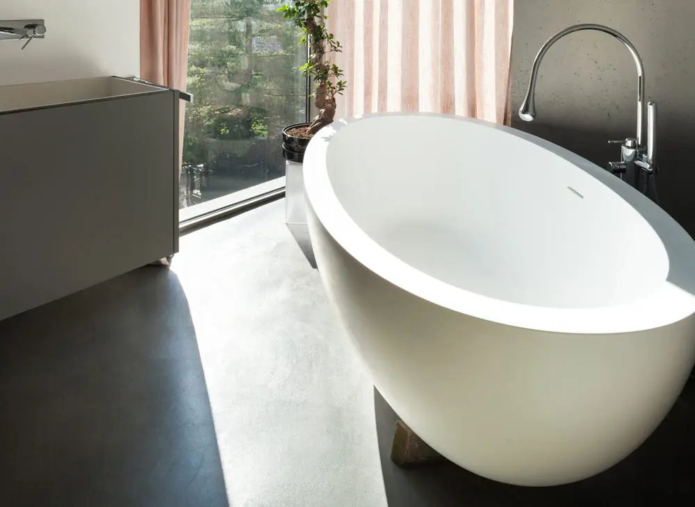 Bagno con pavimento in microcemento tadelakt