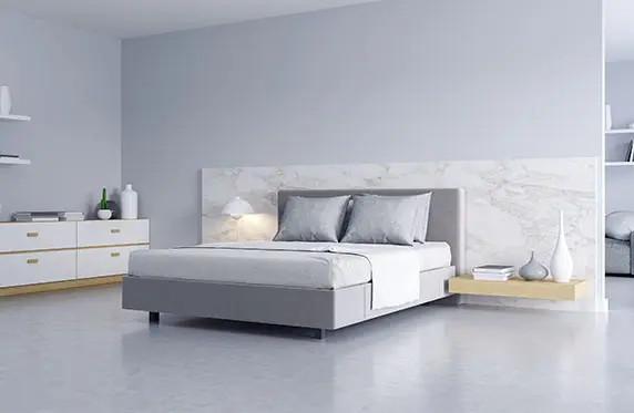 Ampia camera da letto con pavimento in microcemento grigio chiaro